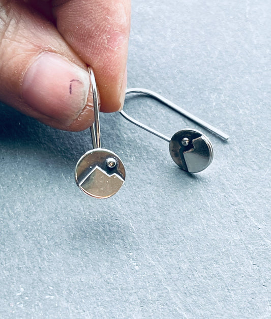 Mini circle mountain earrings